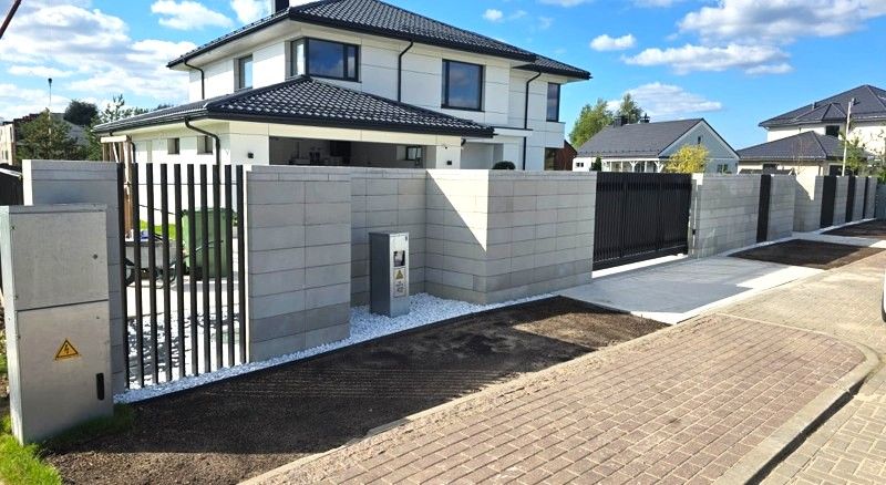 установленный современный забор