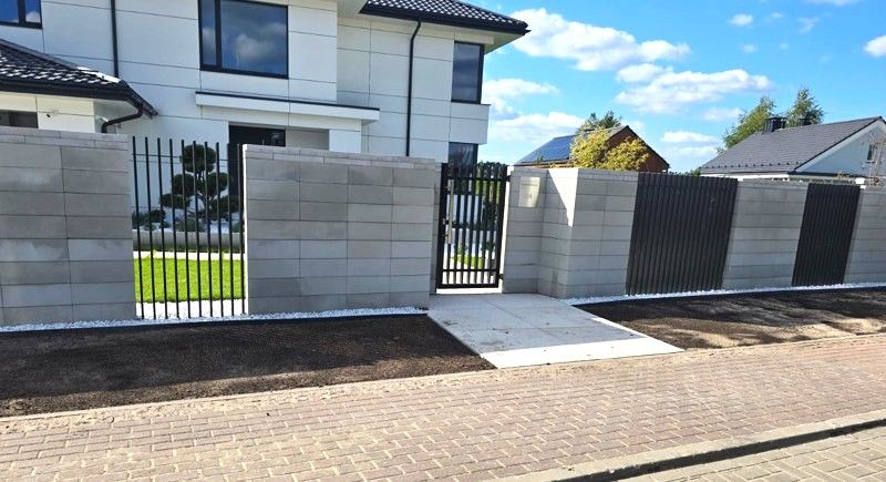 установленный бетонный забор